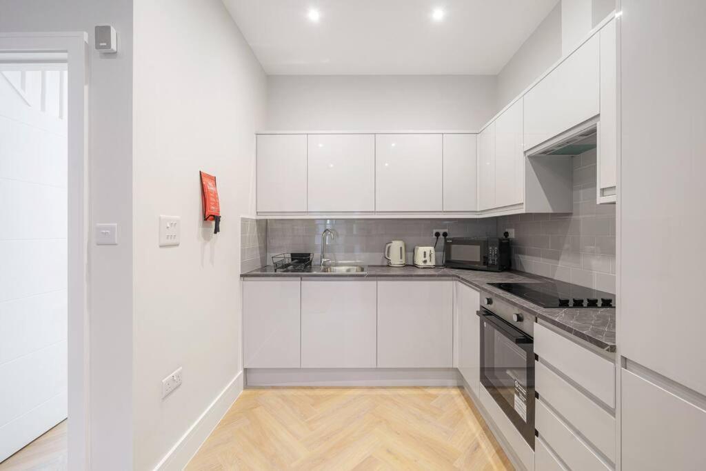 런던 Cosy Tooting Retreat: 2-Bed Gem 아파트 외부 사진